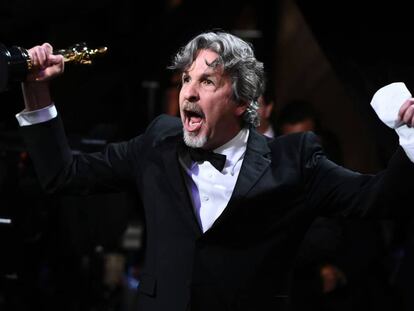 Peter Farrelly, con el Oscar a mejor guion original en la mano.