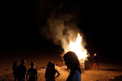 Una de las hogueras en la playa de La Concha, en el Cotillo (Fuerteventura), para celebrar la entrada del verano durante la mágica noche de San Juan.