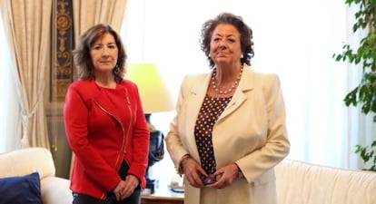 La alcaldesa de Valencia, Rita Barberá, recibió este lunes a la nueva vocal del Consejo General del Poder Judicial (CGPJ) Carmen Llombart. “Es una satisfacción que esté en el Consejo, en la medida en que hay una representación valenciana en el máximo órgano de los jueces, que le permite trasladar toda la problemática del funcionamiento de la justicia al lugar donde debe estar”, valoró.