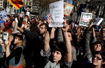 Grupos de estudiantes han aprovechado la 'mascletà' para airear su protesta.