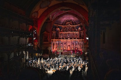 La Orquesta Nacional de Francia bajo la dirección Philippe Jordan interpretando el ‘Bolero’ de Ravel en la iglesia de Saint-Jean-Baptiste de San Juan de Luz, el pasado 4 de septiembre.
