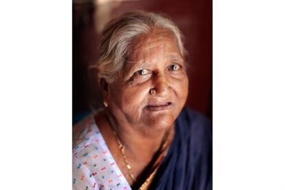 Sarojammal, de 70 años y residente en Chennai, sonríe tras haberse curado de la tuberculosis.