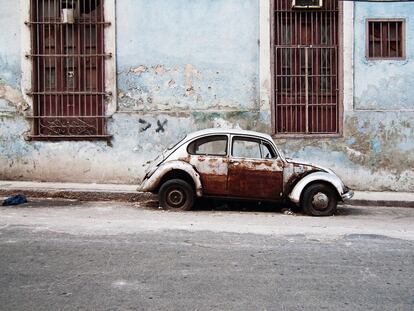 Coche oxidado en el municipio de Cerro