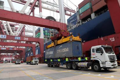 Un camión mientras descarga un contenedor en el puerto de Qingdao (China)..