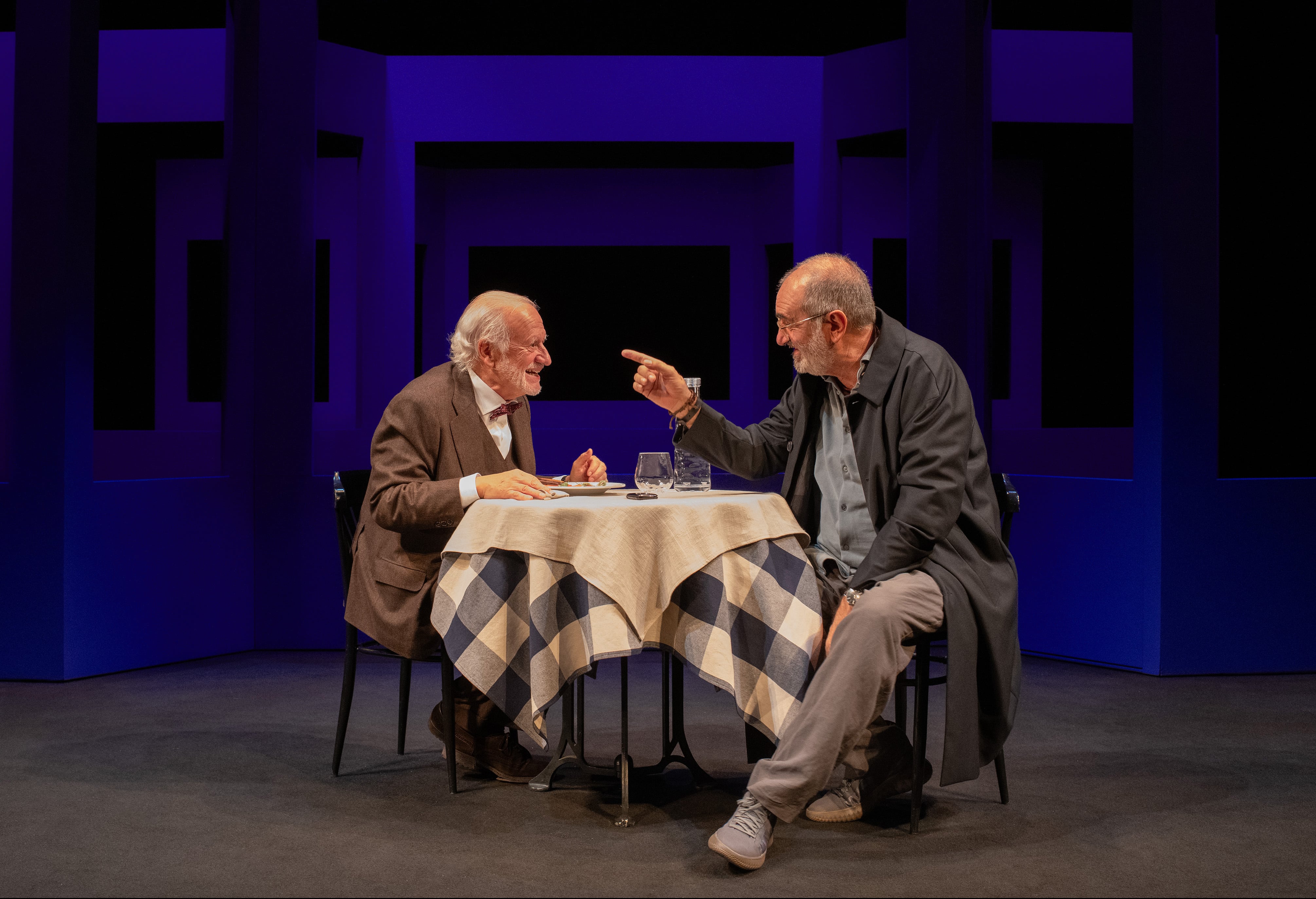 Una escena de la obra 'Esencia', con Juan Echanove y Joaquín Climent.