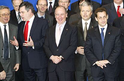 Rodrigo Rato, en el centro, sonríe rodeado de sus colegas del Ecofin, ayer en Punchestown (Irlanda).