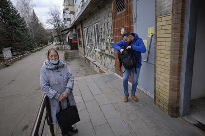 Desde 2018, dirige VPN, una organización para jóvenes que también lleva a cabo actividades con personas mayores en una antigua sucursal bancaria de la ciudad. Su equipo está formado por Olga, una artista del oeste del país y su marido, Andryi. Ambos llegaron en 2017 y 2018, respectivamente, y fueron los últimos en sumarse a un grupo de voluntarios del que poco a poco todos se han ido. Todos han marchado para rehacer su vida lejos de la región de Donetsk.