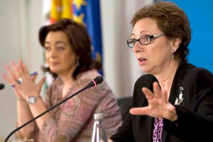 María del Mar Moreno, consejera de la Presidencia, junto a Carmen Martínez Aguayo, consejera de Hacienda y Administración Pública, tras el Consejo de Gobierno.