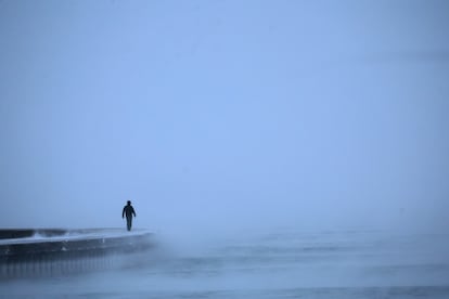 lago Michigan al amanecer mientras las temperaturas rondan los -8 grados en Chicago.