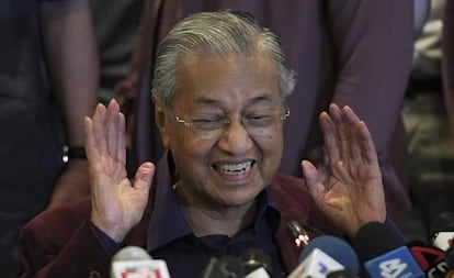 El primer ministro de Malasia, Mahathir Mohamad, durante una conferencia de prensa, este domingo en Putrajaya.