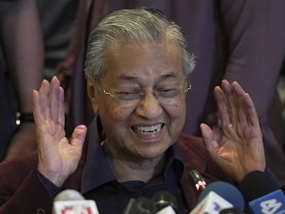 El primer ministro de Malasia, Mahathir Mohamad, durante una conferencia de prensa, este domingo en Putrajaya.