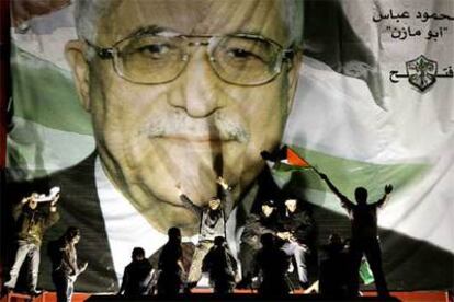 Jóvenes palestinos celebran la victoria de Abu Mazen en Ramala.