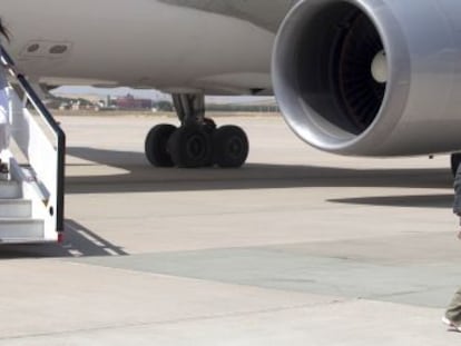 Aid workers Blanca Thiebaut (left, in a white skirt) and Montserrat Serra (right, in beige pants) return to Spain in July after their kidnapping.