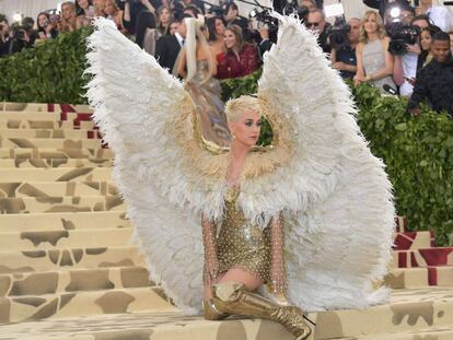 Katy Perry en la gala MET, cuya temática eran los cuerpos celestiales.