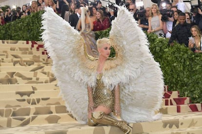 Katy Perry en la gala MET, cuya temática eran los cuerpos celestiales.