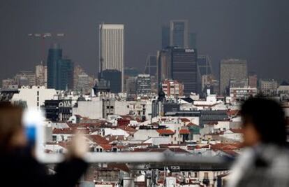 Panorámica de las torres de Azca envueltas por la contaminación el pasado febrero.