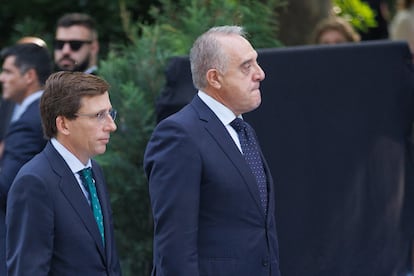 El alcalde de Madrid, José Luis Martínez-Almeida y el director de la Policía Municipal, Pablo Enrique Rodríguez, durante un acto en el parque de El Retiro, en junio de 2023.