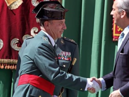 El director general de la Guardia Civil, Arsenio Fernández de Mesa, saluda al nuevo jefe de la zona de Valencia, el general de brigada Fernando Santafé.