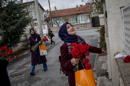 Voluntarias del partido AK Party hacen campaña por el Sí ('Evet') visitando casas y regalando flores, el 1 de abril de 2017, en Konya (Turquía). Konya, con una población de más de 1.7 millones, es una gran fortaleza del AKP. La ciudad es conocida como un destino de peregrinación para sufíes que visitan la tumba de Jelaledin Rumi, o ‘Mevlana’ (Nuestro Señor) y es una de las ciudades más conservadoras de Turquía.