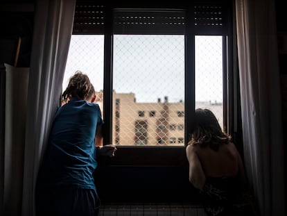 Dos niñas, en su casa durante el confinamiento por la pandemia del coronavirus en abril de 2020.