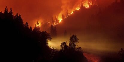 El fuego del Delta arde en el Bosque Nacional Shasta-Trinity (California).