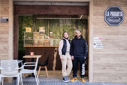 Cástor y Sonia frente a su tienda de bocadillos en la plaza del Parc de la Riera de Vila-Seca.