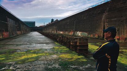 Ballard en el astillero de Belfast donde se construyó el Titanic