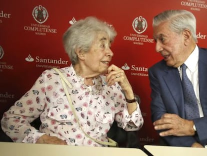 Aurora Bern&aacute;rdez y Mario Vargas Llosa, en un di&aacute;logo en El Escorial, en julio de 2013, durante un homenaje a Julio Cort&aacute;zar.