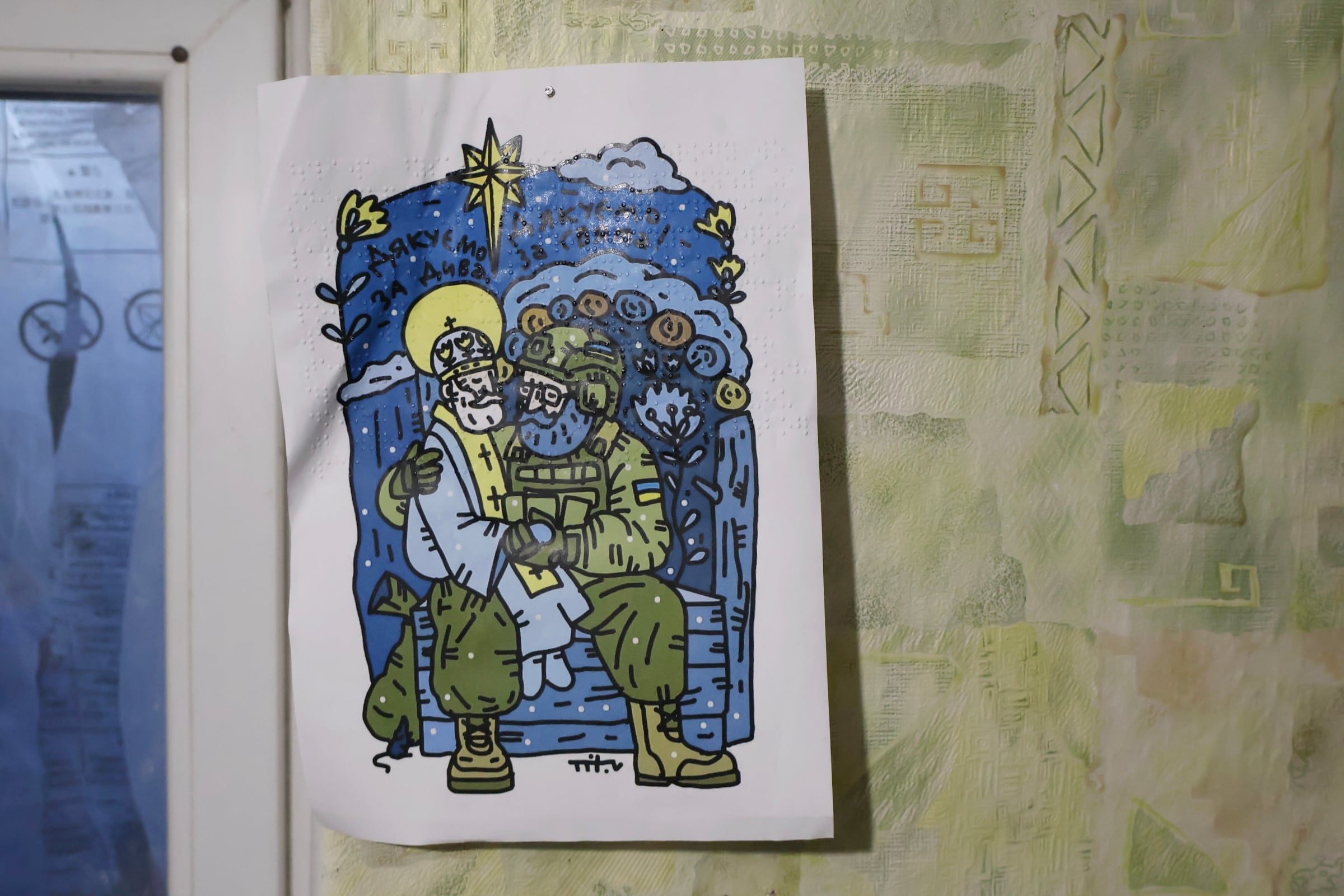 Ilustración navideña en una cocina de soldados de la 128ª Brigada ucrania.