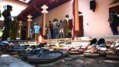 Zapatos de las víctimas de los ataques en la iglesia de San Sebastián en Negombo.