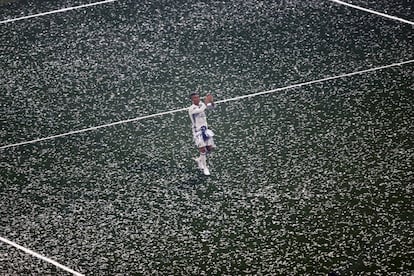 Cristiano saluda al Bernabéu en la celebración del doblete conseguido por el Madrid. 