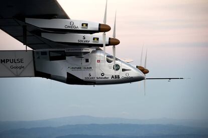 El avión Solar Impulse II, propulsado exclusivamente con energía solar, ha aterrizado este domingo en Mountain View, al sur de San Francisco (California, EEUU), tras atravesar el océano Pacífico