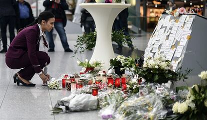 Una empleada de Germanwings deposita flores en memoria de las vctimas del vuelo GWI9525 de Germanwings en el aeropuerto de Dsseldorf (Alemania), el 26 de marzo de 2015.