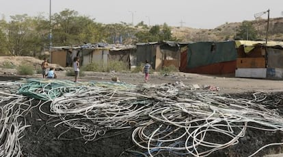 Restos de cables de cobre en el poblado de El Gallinero, en Vallecas.