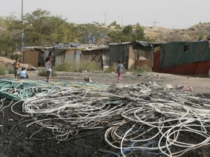 Restos de cables de cobre en el poblado de El Gallinero, en Vallecas.