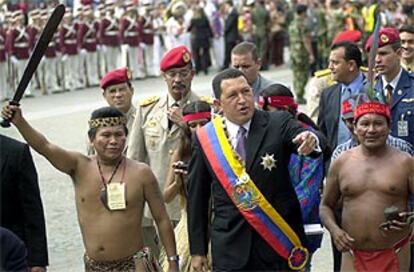 El presidente Chávez saluda a sus seguidores, en un homenaje al indígena Guaicalpuro, en el Panteón de Caracas.