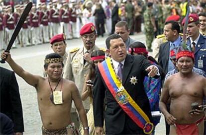 El presidente Chávez saluda a sus seguidores, en un homenaje al indígena Guaicalpuro, en el Panteón de Caracas.