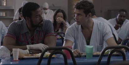 A la izquierda, Yotuel Romero, en el papel de Horacio Romero, y a la derecha, Armando Miguel Gómez en el de Daniel Guerrero en 'El Acompañante', del director cubano Pavel Giroud.