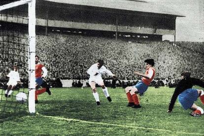 Puskas marca un gol en la final de Glasgow de 1960, frente al Eintracht de Francfort, que ganó el Madrid 7-3.