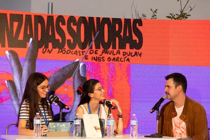 Inés García y Paula Ducay junto a Pau Luque, invitado al programa que grabaron en la FIL, el 2 de diciembre.