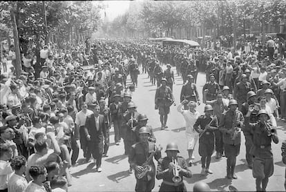 Desfile en el paseo de Gràcia, el 23 de julio. Una multitud, con banda de música incluida, despide a los incorporados a la columna Durruti para luchar en el frente de Aragón.