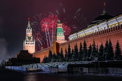Fuegos artificiales iluminan el cielo de Moscú (Rusia).