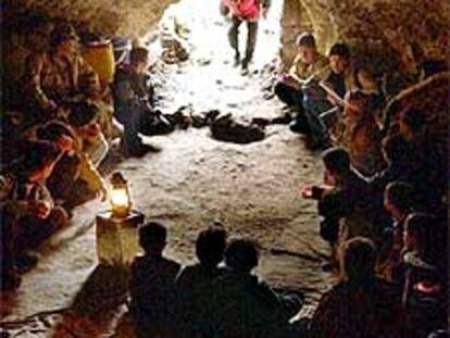Un grupo de kurdos, ayer, en un refugio al sur de Dohuk, en Irak.