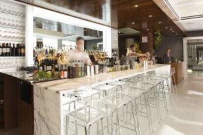 Bar del The Out Hotel, en Nueva York.