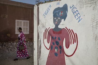 La sede la asociación Jigeen ak jigeen, cuyo nombre en wolof significa Entre mujeres. Las vecinas acuden al centro para hablar de salud, seguir cursos de alfabetización, pero, sobre todo, para trabajar en los talleres de costura, en la producción de joyería y de jabón. 