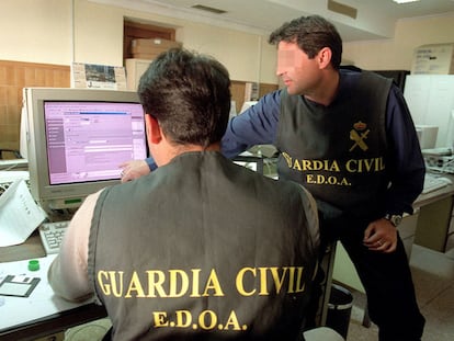 Dos agentes de la Guardia Civil rastrean delitos informáticos cometidos a través de Internet.