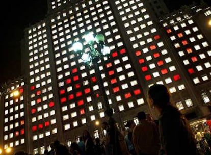 El edificio España, iluminado por el artista británico Ron Haselden, durante La Noche en Blanco del pasado año.
