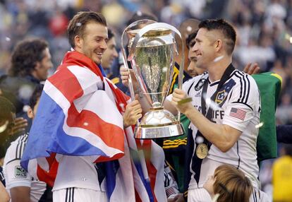 Beckham y Robbie Keane, con el trofeo de la Copa.