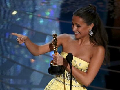 Alicia Vikander recebe o Oscar de melhor atriz coadjuvante.