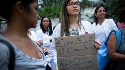 Protesta por la falta de recursos para combatir el coronavirus en Venezuela.